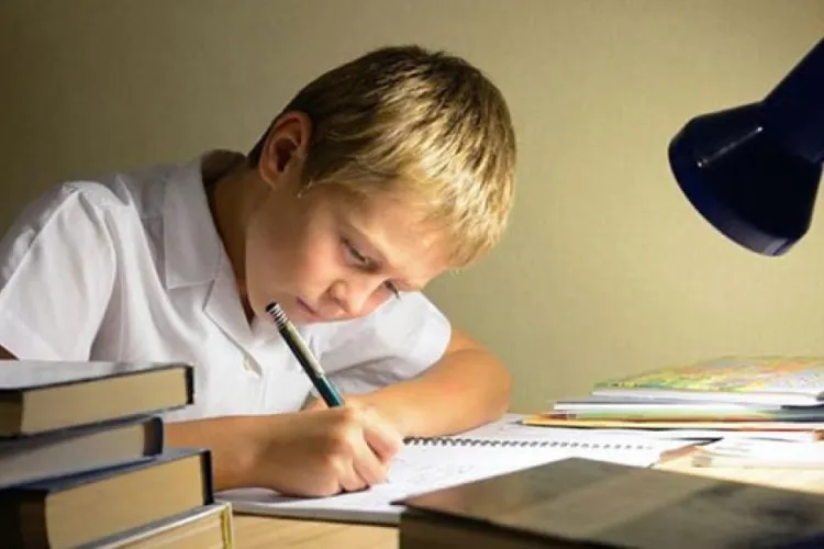 Cercetător de la UBB Cluj și fiul său, elev, studiu de interes pentru toate familiile: Cât de utile sunt temele școlare și cât trebuie să dureze 