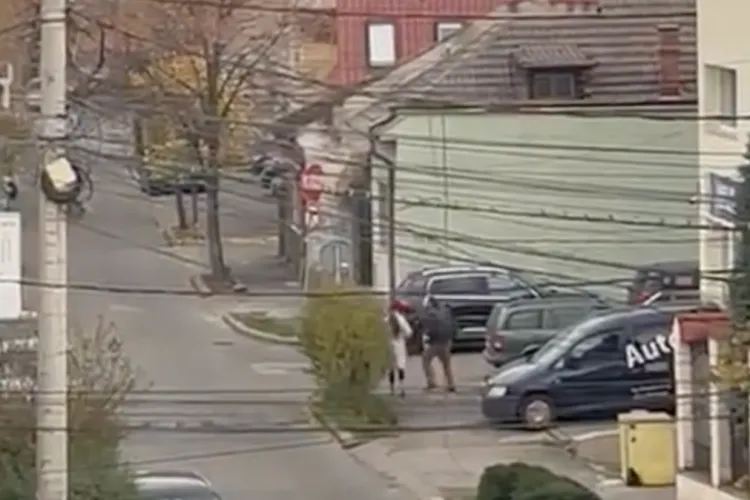 VIDEO. Ăsta e bărbat? Femeie scuipată și înjurată de „iubit” pe o stradă din Cluj: „Nu ești mai bărbat dacă înjosești o femeie!”