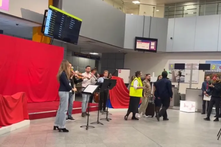 VIDEO. Moment aplaudat la „scenă” deschisă pe Aeroportul Cluj: Artiștii Operei au întâmpinat pasagerul cu numărul 3 milioane
