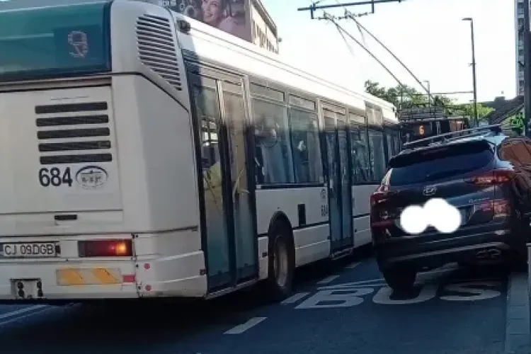 O stație de autobuz din Cluj-Napoca este blocată de șoferii „rebeli”: „Se creează cozi infernale și este periculos pentru pasageri”