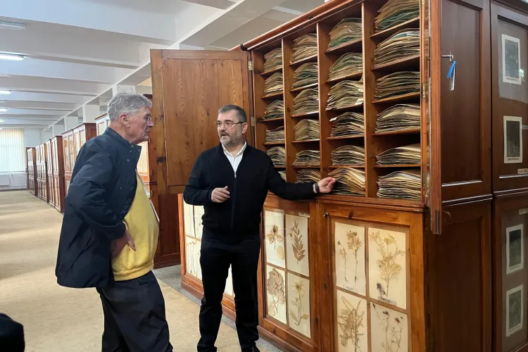 Vizită istorică la Cluj! Un savant de Nobel a rămas impresionat de Herbarul UBB: „Este cea mai mare și mai importantă colecție de acest tip din România”