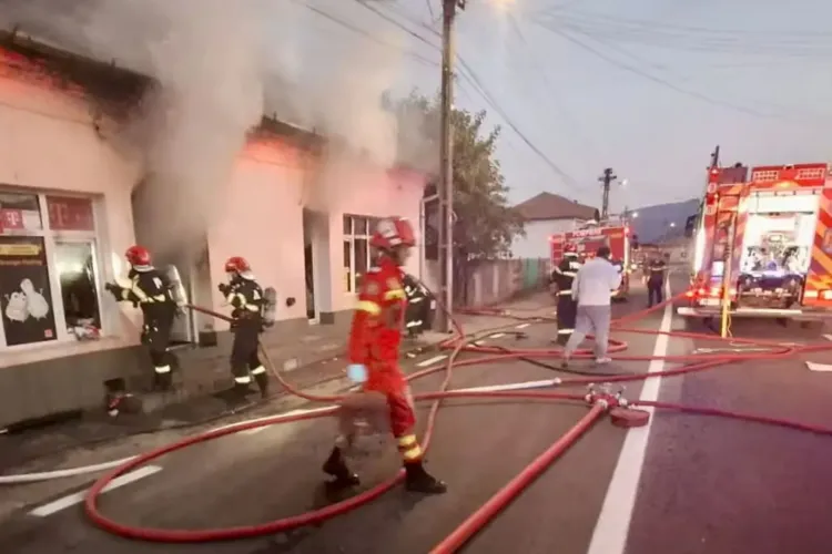 Incendiu la un magazin din Florești, Cluj: Douăzeci de persoane evacute. O persoană s-a intoxicat cu fum. Ce a dus la izbucnirea focului