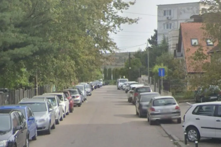 Haos total lângă școlile din Cluj-Napoca: Mașini parcate neregulamentar, inclusiv pe zona de separare a intersecției. Clujenii nu mai suportă