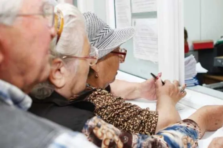 Schimbare uriașă în sănătate: Pensionarii cu venituri mari plătesc CASS și reduc deficitul Fondului cu milioane de lei!