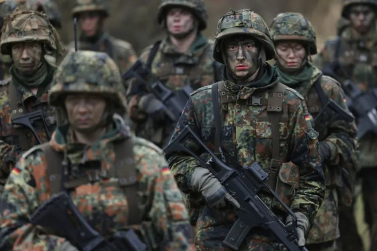 Pentru că tinerii nu vor să se înroleze în armată, politicienii vin cu o sugestie bizară. Țara care vrea să tragă la sorți cine moare și cine trăiește