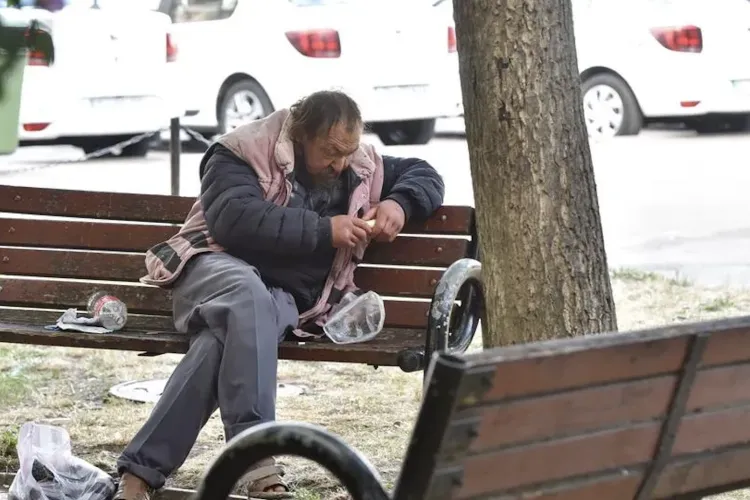 Oamenii fără adăpost transformă din nou zona gării din Cluj într-un coșmar pentru călători! Clujenii cer soluții rapide și eficiente