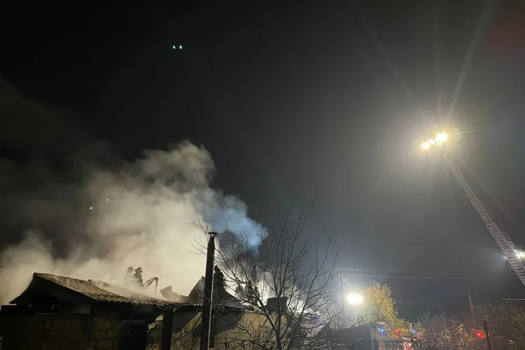 Praful s-a ales de gospodăria unor clujeni: Casa și o anexă au ars într-un incendiu greu de stins. În zonă nu erau hidranți - FOTO