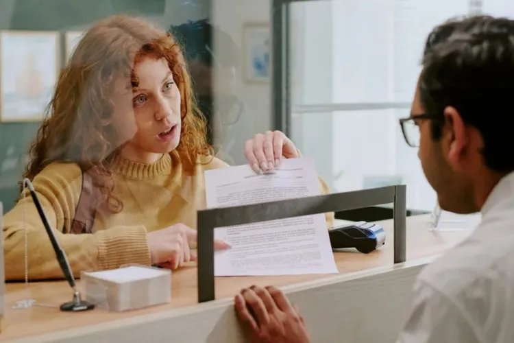 Clujeni, aveți grijă cum vorbiți cu funcționarii publici, puteți fi amendați usturător: Un proiect de lege vrea să sancționeze cetățenii „nervoși”