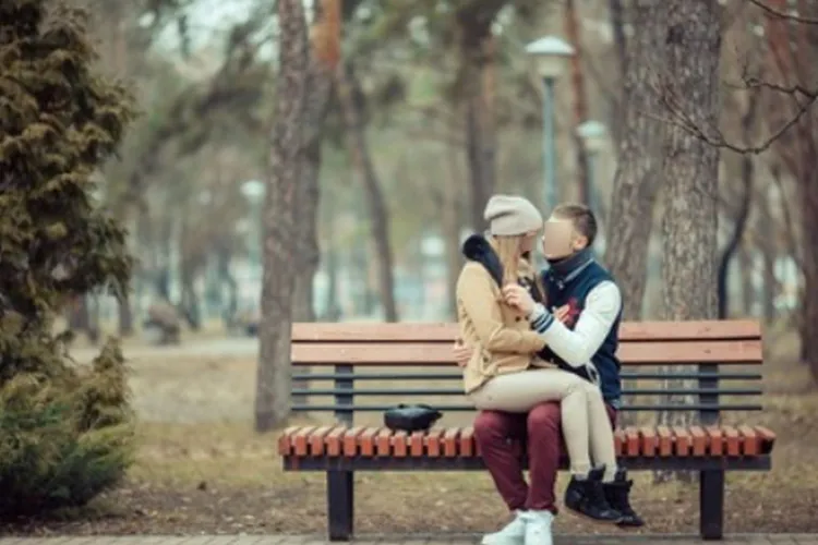 Scandalos! Doi tineri din Cluj au mari probleme după ce au fost prinși în timp ce se „iubeau” în public. Fata avea doar 15 ani 