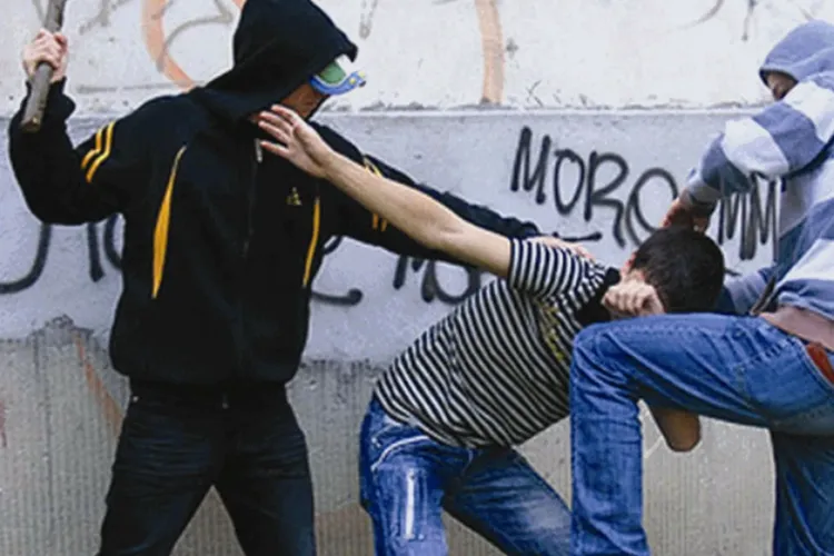 Doi tineri din Gherla, arestați preventiv pentru tâlhărie calificată. Au atacat un bărbat pe stradă și i-au furat banii