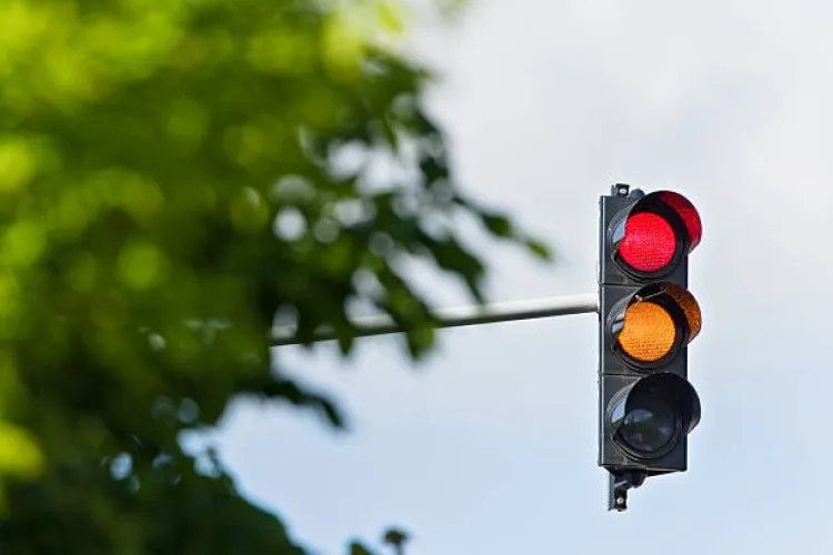 „Semaforul blestemat” din nordul Clujului! Șoferii clujeni stau zilnic blocați în trafic și cer intervenția urgentă a autorităților