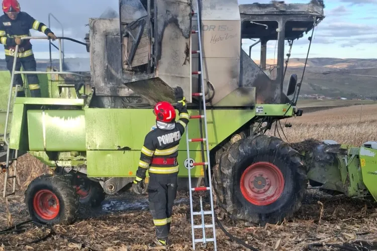 Incendiu puternic în Cluj: O mașină de recoltat a luat foc, în timp ce era condusă de un fermier. Pompierii au intervenit de urgență