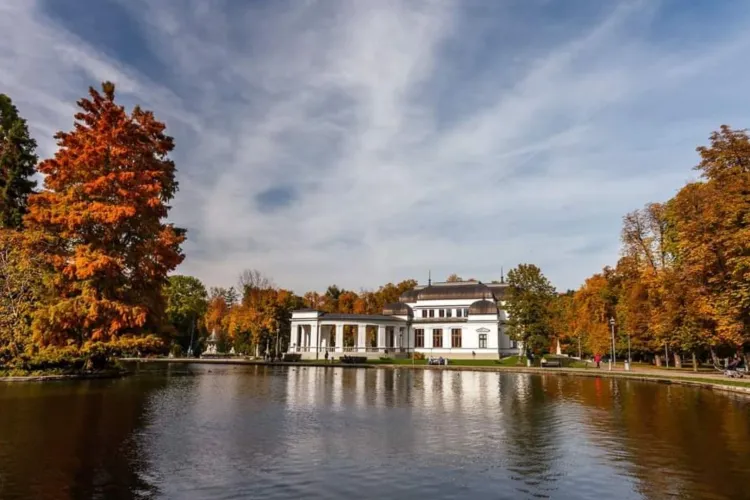 Vremea se schimbă din nou: Meteorologii anunță unde se încălzește și cât mai ține toamna blândă