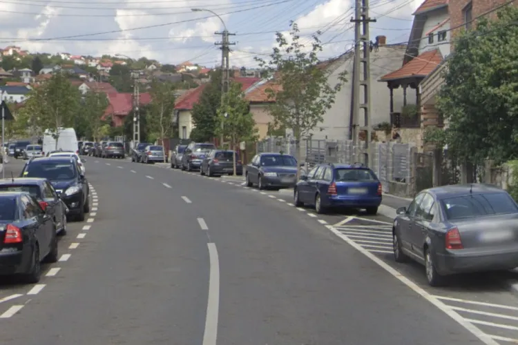 Copiii și vârstnicii în pericol pe o stradă din Cluj-Napoca! Pietonii cer stâlpișori pentru a opri șoferii care parchează ilegal!
