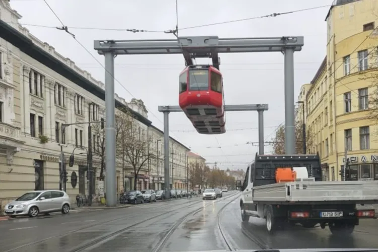 Un clujean amenință Primăria lui Boc cu procese din cauza tramvaiului suspendat, nou „apărut” în Cluj: „Mi-o pus stâlp în fața balconului-FOTO