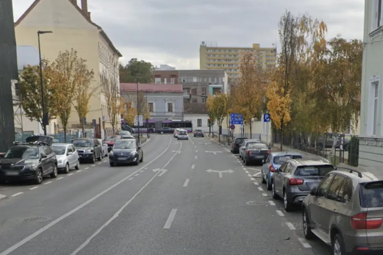 Zilnic, șoferii din Cluj-Napoca stau în trafic minute în șir din cauza părinților care își lasă mașinile ilegal în fața unei școli pentru a-și ridica copii