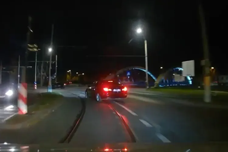VIDEO. Șoferiță blondă cu BMW, circulă după „regulile proprii” la Cluj: „Codul rutier e pentru muritorii de rând!” 