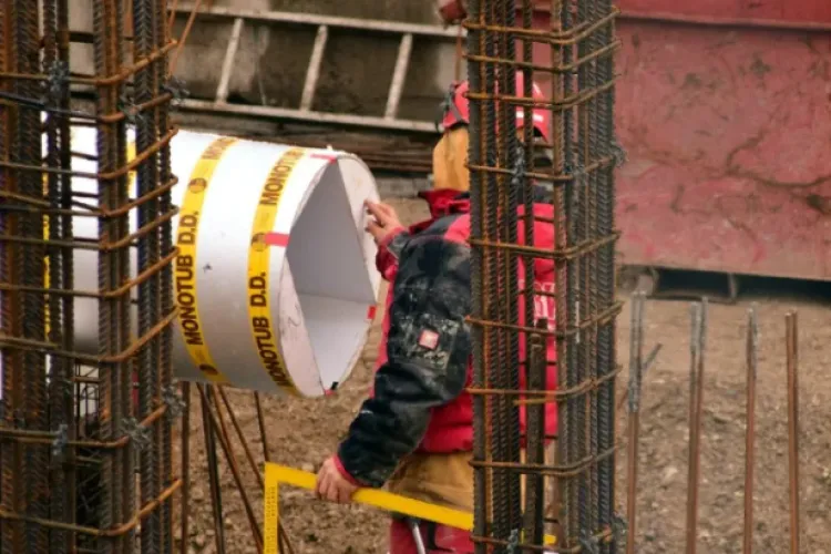 Pericol pe o stradă din Cluj-Napoca! Copiii circulă pe carosabil, în plin șantier: „Se execută lucrări care ocupă complet marginea drumului”