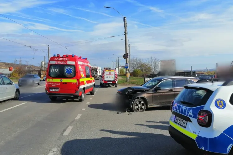 Accident pe Bulevardul Muncii din Cluj-Napoca: Pompierii și echipajele SMURD, intervenție de urgență la fața locului. Șoferul a fost dus la spital