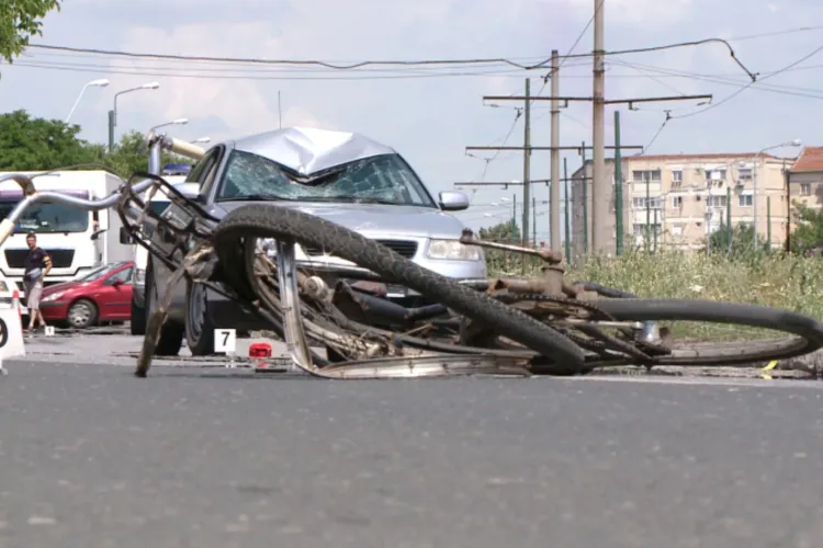 O șoferiță a luat în plin un biciclist de 55 de ani, chiar pe pista de biciclete, în Cluj. Ce au descoperit polițiștii despre bărbat e șocant