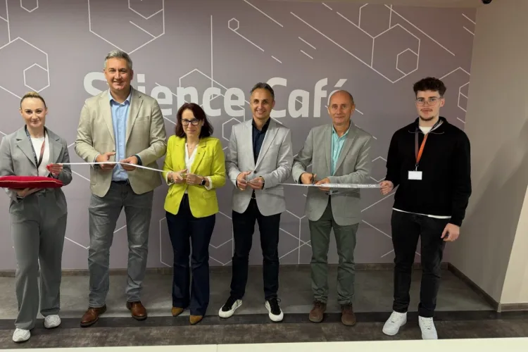 Doar în Cluj vezi așa ceva: BMW a deschis o cafenea pentru iubitorii de tech, în parteneriat cu UBB. Vezi cum arată Science Cafe - FOTO