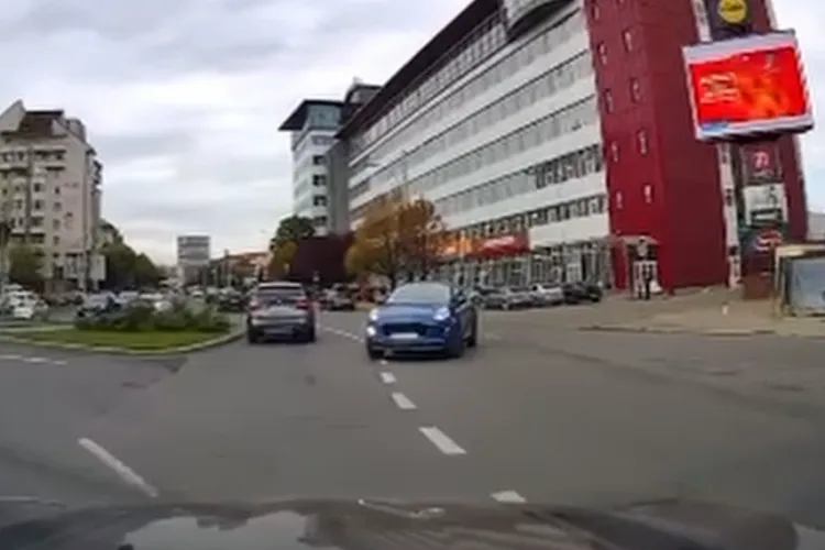 VIDEO: Polițiștii clujeni l-au găsit pe șoferul ce era să facă accident, intrând invers în sensul giratoriu de pe Observatorului. E pieton 60 de zile!