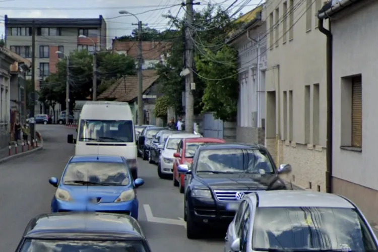 Pietonii clujeni, umiliți de șoferii nepăsători de pe o stradă din Cluj! Trotuarul de un metru, transformat în parcare: „Nu mai avem loc nici să trecem!”