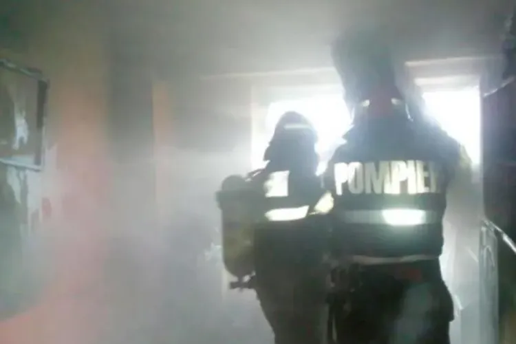 Sfârșit cumplit! O femeie și-a pierdut viața în propria casă mistuită de un incendiu puternic. Medicii nu au mai putut face nimic 