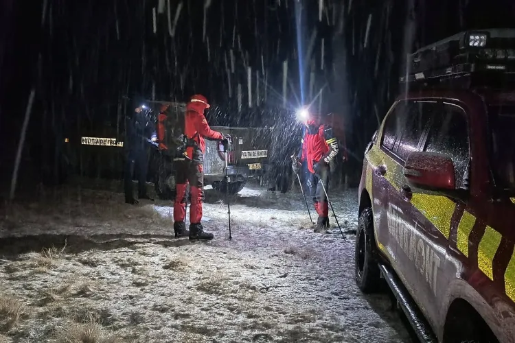 Operațiune de salvare contracronometru! Salvatorii luptă cu frigul și zăpada pentru un tânăr dispărut în munți