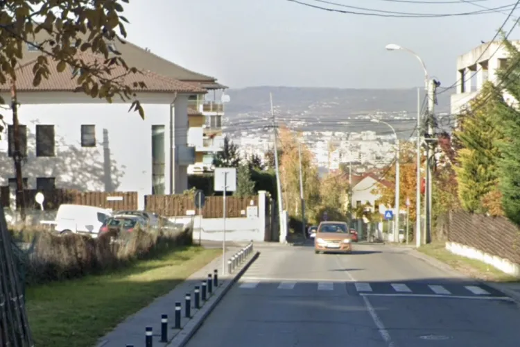 Trecere de pietoni „fantomă” lângă o grădiniță din Cluj! Semne ascunse, marcaje șterse și șoferi care ignoră pietonii: „E un risc zilnic”