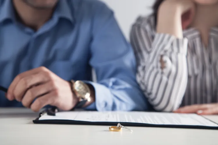 Dezbateri aprinse între femei și bărbați după propunerea USR ca femeile să-și poată păstra numele după divorț, fără acordul soțului: „Nici vorbă!”