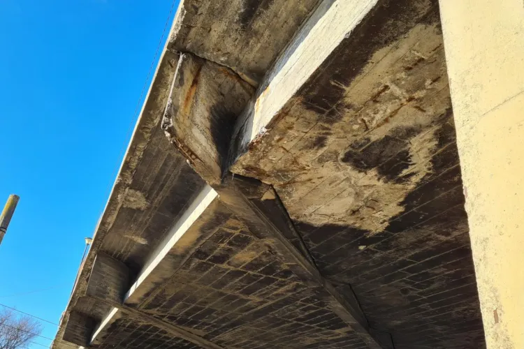 Un pod din Cluj-Napoca a devenit un pericol total pentru pietoni: Balustradă este îndoită și ruginită, iar vitezomanii nu dau doi bani pe pietoni