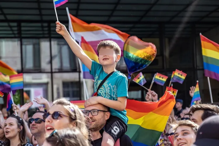 Avertismentul unui europarlamentar clujean. Uniunea Europeană vrea să le permită copiilor să-și aleagă singuri genul: „Lucrurile încep să o ia pe arătură”