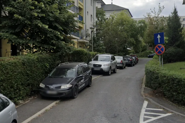 Clujenii nu mai pot ieși din bloc! Mașinile parcate la intrarea în scară blochează tot: „Mămicile și nevăzătorul din bloc nu au pe unde trece”