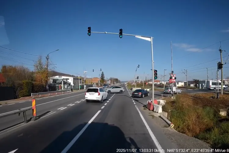 VIDEO. Șoferul unui Mercedes, la un pas să fie făcut acordeon de un Volvo: „Cred că și-a dat seama că i-a trecut glonțul pe la ureche”