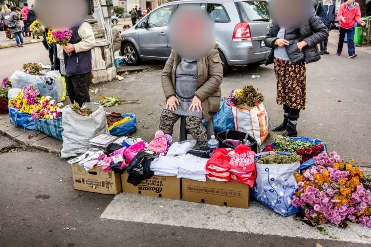 Vânzătorii ambulanți de flori au pus „stăpânire” pe o trecere de pietoni din Cluj-Napoca. Pietonii nu mai pot trece strada: „Efectiv râd de noi”
