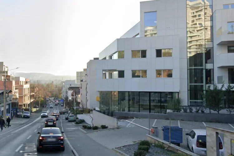 Ce-i mai supără pe clujeni. „Ulei Floriol” aruncat pe drum, de la care alunecă mașinile și movile de asfalt care încurcă traficul pe Tăietura Turcului