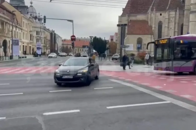 VIDEO Inconștiență maximă în centrul Clujului. Un șofer s-a gândit să facă o „românească” fix pe trecerea de pietoni, cu autobuzul în spate: „Bravo!”