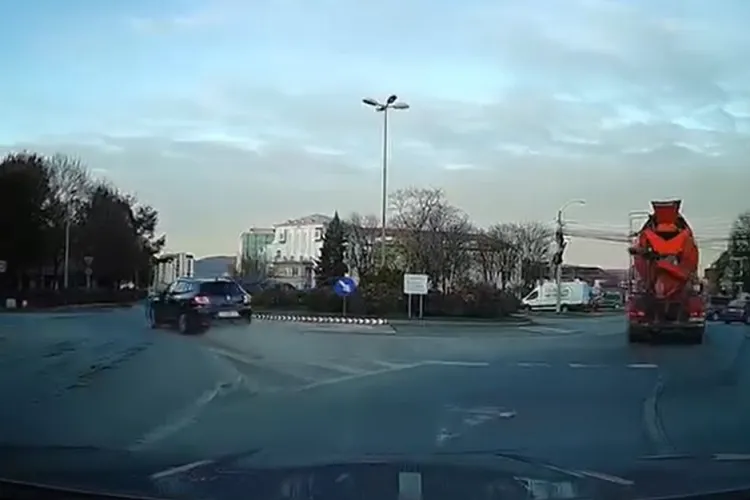 VIDEO Cel mai grabit șofer surprins în Piața 1 Mai din Cluj-Napoca. Cât să stai după o betonieră care nu se dă la o parte din fața ta?