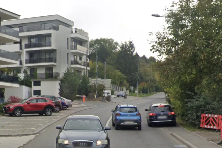 Șoferii care sfidează limita de viteză fac ravagii pe o stradă din Cluj! Trecerea de pietoni nou amenajată riscă să devină capcană mortală pentru pietoni