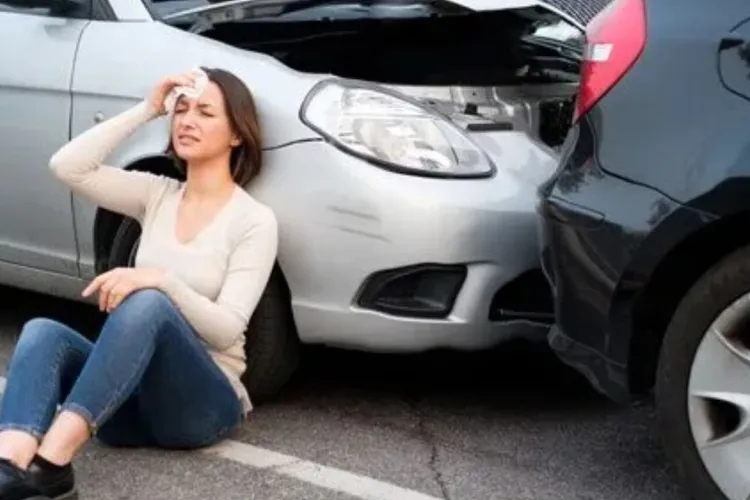 A lovit mașina și a plecat acasă? Ce riscă șoferii care nu declară un accident rutier și când NU trebuie să meargă la Poliție. Amenzile sunt mari