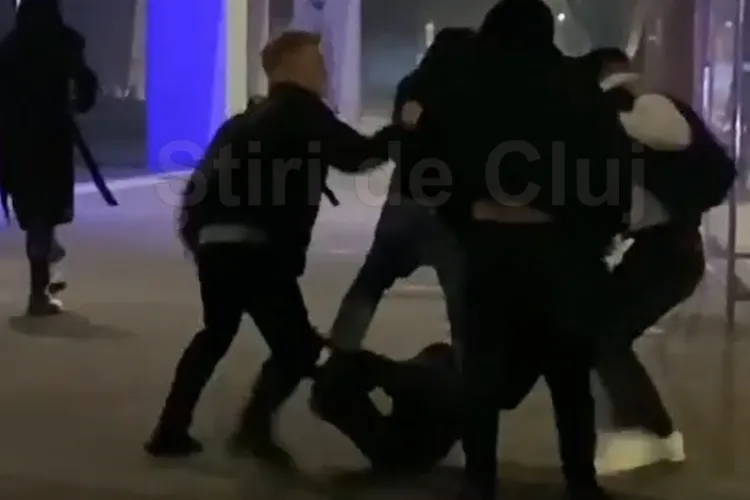 EXCLUSIV. VIDEO Bătaie violentă între un grup de tineri în față la Form Space în Cluj. Și-au împărțit pumni și picioare în gură: „Unul a rămas lat pe jos”