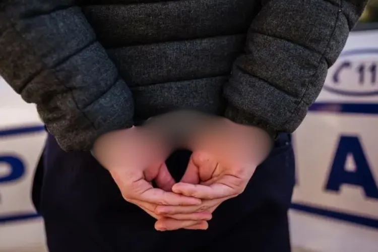 Un bărbat și-a ucis fără milă fosta parteneră, chiar sub ochii neputincioși ai fiului lor de 3 ani. A fost găsit când încerca să-și pună capăt zilelor