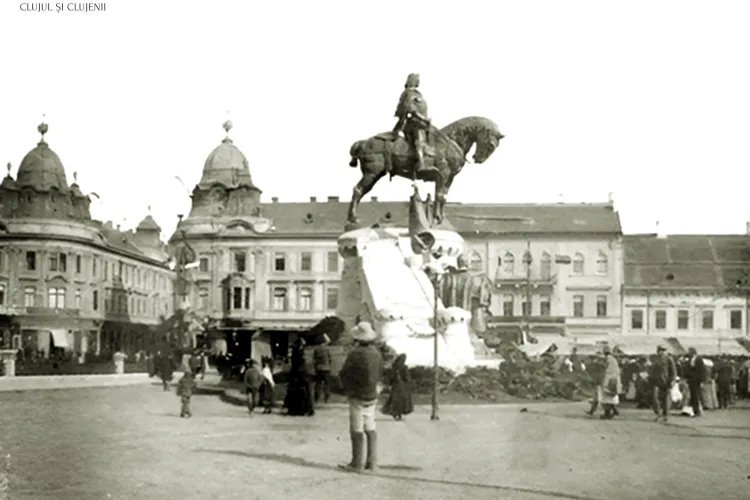 Momente unice din Cluj: Dezvelirea statuii lui Matei Corvin în anul 1902. Știați cum arăta Clujul pe atunci? FOTO