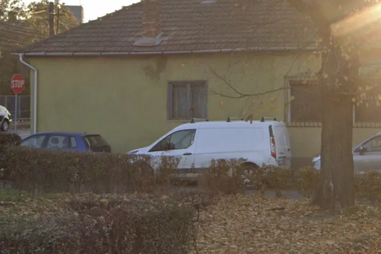 Trotuarele de pe o stradă din Cluj-Napoca sunt ocupate de mașini! Pietonii cer Primăriei parcări și treceri de pietoni pentru siguranța lor