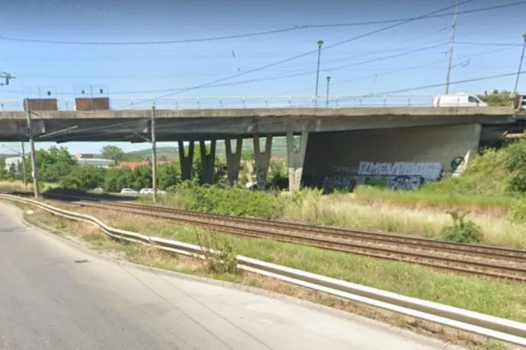 Clujenii cu copii mici sunt speriați de accidentele care s-ar putea produce în zona podului Ira: „Singura ieșire e o pantă periculoasă, fără trotuar!”