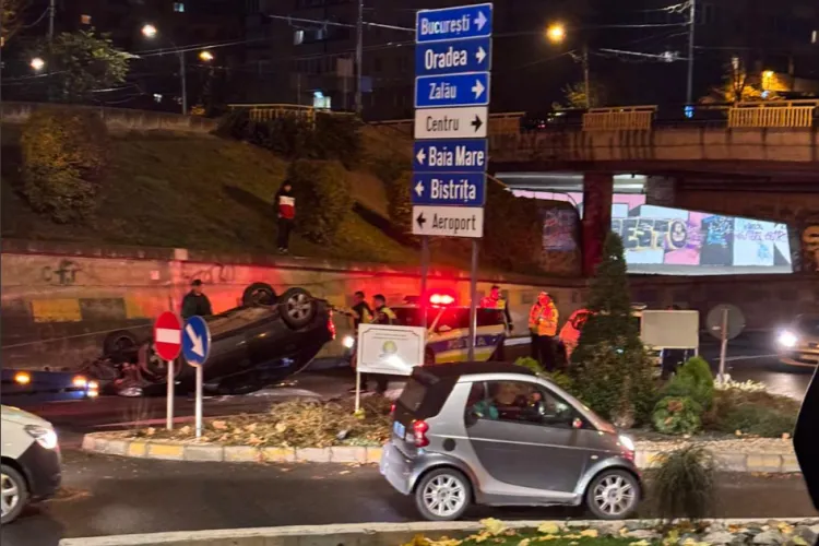 VIDEO. Accident pe strada Ialomiței din Cluj. O mașină s-a răsturnat. Un tânăr de 20 de ani evaluat de medici la fața locului