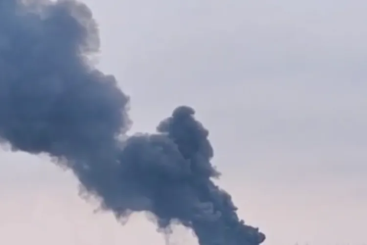 Fum negru peste Cluj-Napoca! Locatarii de pe Bulevardul Muncii se plâng că cineva arde zilnic gunoaie în curte