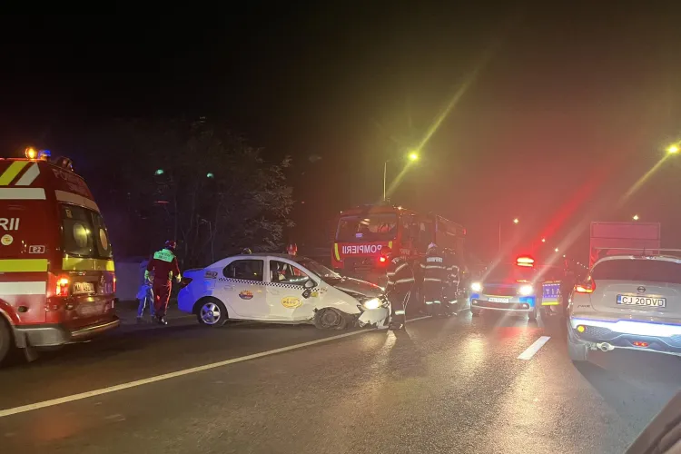 Accident rutier în seara asta în zona Dennver din Cluj. Un taxi a fost implicat în impact. Traficul este afectat puternic în zonă