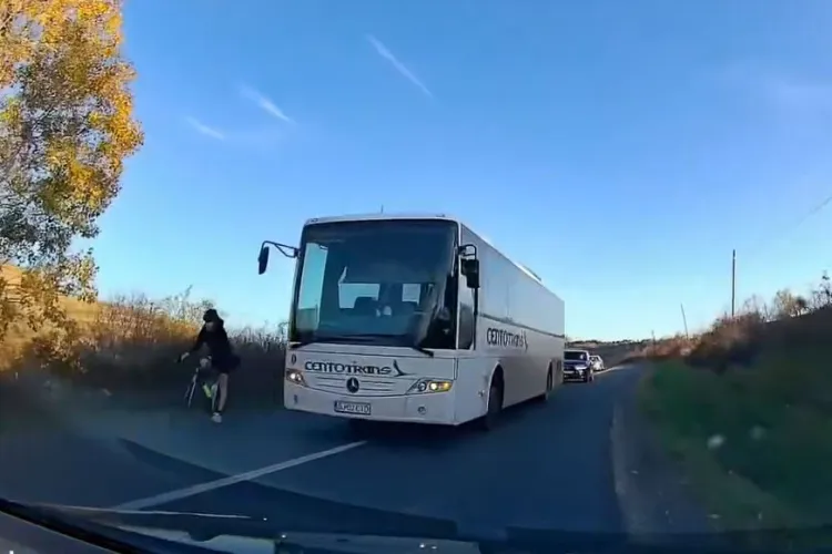 VIDEO Ce faci când vine un autocar peste tine? Experiență riscantă trăită de o clujeancă cu un șofer „profesionist”